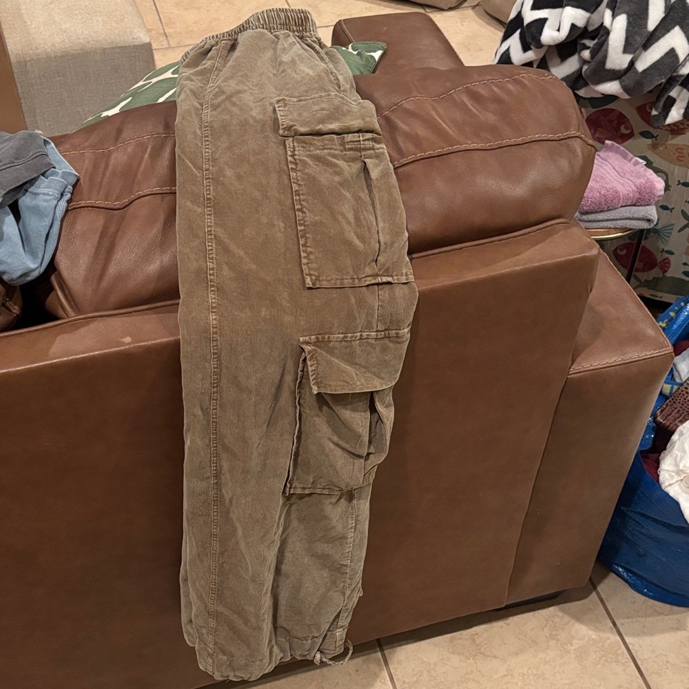 Oli & Hali Women's Tan Cargo Pants